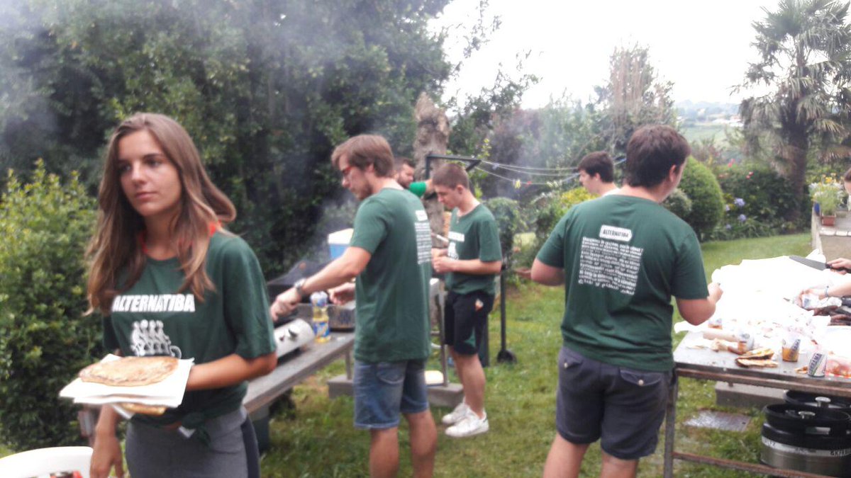 Alternatiba_'s tweet photo. Pendant que la caravane publicitaire du #TFD2018 abreuve les spectateurs.trices de marketing consternant et de cadeaux plastifiés 🤢, à #Bayonne les jeunes se bougent pour organiser l'évènement #Alternatiba2018 😍 #ChocDesCultures #climat https://t.co/I62UnsRagO
