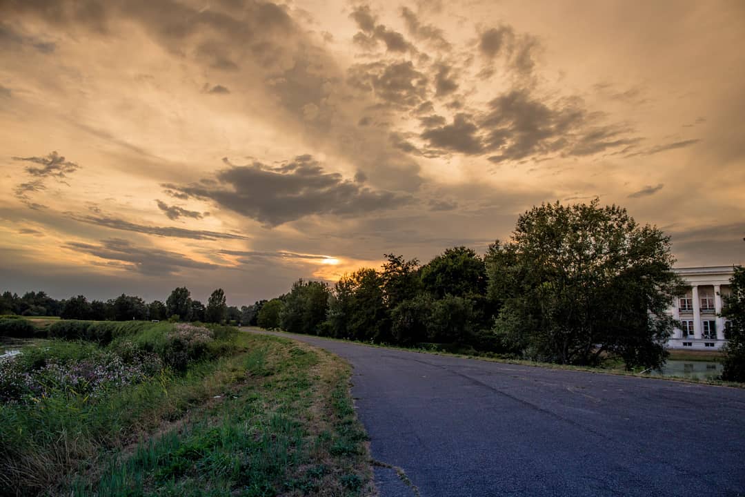 TwitteLIER's tweet photo. #instadlier - davidelbarbudo: Another one of the great sunset last night! #instadlier #sunset #sun #clouds #cloudporn #castle #belgium #nature #nete #netedijk #photography #canon #teamcanon #eos6D #6D #picoftheday #instasun #vacay https://t.co/6e5djLH1Ls https://t.co/8jn6hMF824