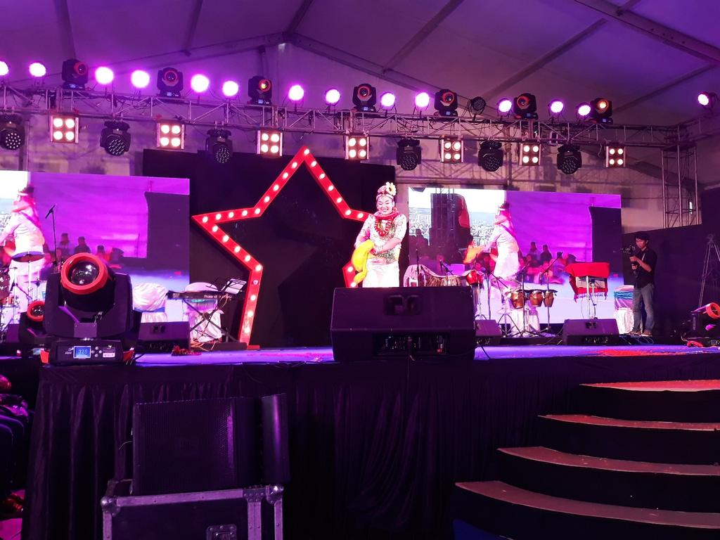 darjilingpolice's tweet photo. #DarjeelingRisingStars Grand Finale organized by #DarjeelingDistrictPolice underway at Chowrasta Darjeeling @WBPolice @MamataOfficial https://t.co/KsqjDnAX17