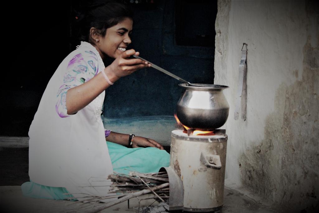 CG_SYM's tweet photo. Transforming lives. Bio mass choola support to rural women to reduce health drudgery under HDFC Bank parivartan program.@CG_SYM @NusratHDFCBank,@Rushin33194417 @SujitKu06277684 @brajendra_giri @HDFCBankNews @ https://t.co/6yA6cqlhmh