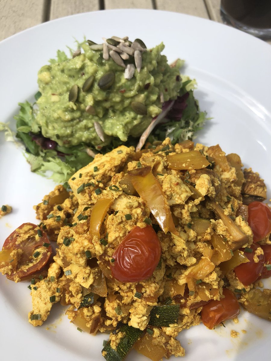 This morning’s brunch in 15 minutes! Why go out when it’s this simple to make at home! #brunchtime #15minutemeals #foodwithcolour #veganfoodshare