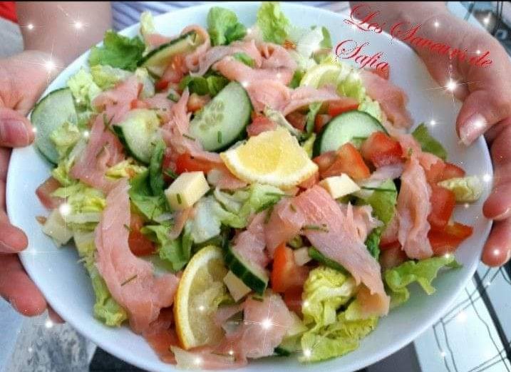 Saveur1975's tweet image. "Salade au saumon fumé citronné"
Une bonne salade au saumon fumé bien citronné avec quelques crudités et fromage emmental, elle est compléte et bien riche !
#salade #saumon #crudités #fromage #repasfroid #repasleger 
#Salmon #repasfroid
#repasfrais #Lemon #health #healthy #santé
