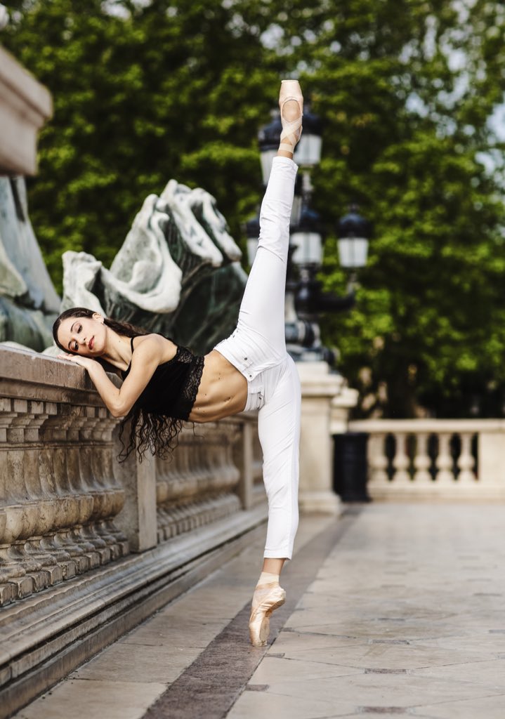 sararenda's tweet photo. #danceshooting ✨ #sararenda #ballerina #danseuse #etoile #dancer #pointeshoes @FreedofLondon #love #dance #balletpost #artist #model #fashion #dancelife #ballerinalife #photoshoot @Bordeaux #placedesquinconces #photooftheday ©️Manon Leprévost https://t.co/0F9NXLPiBF