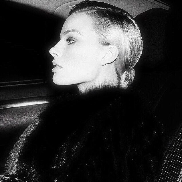 badpostmargots's tweet photo. margot robbie’s jawline. that’s it, that’s the tweet. https://t.co/6gptHJjjZ2