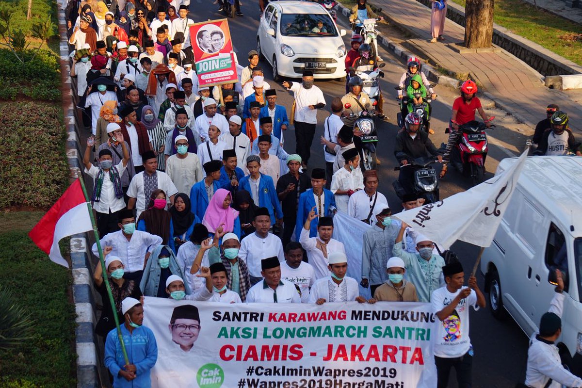 santripanglima's tweet photo. #LongMarchSantri Hari ke-9 Mendukung @cakimiNOW Cawapres @jokowi #JOIN2019 di Pilptes 2019

#CakIminWapresHargaMati 
#JokowiCakImin 

@DPP_PKB @bambangelf @ana_khoz @RahmanLahabato @dpwpkbjabar @Jkw_CakImin https://t.co/d12kVzFLWf