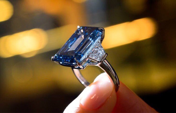CapitanKay's tweet photo. A nuestra izquierda podemos ver al anillo más caro del mundo valuado en 57 mill de dólares y a nuestra derecha podemos ver a un precioso ángel con un corazón de oro; cómo verán ambas son dos piezas preciosas que fueron hechas para sentarse y admirarlas por su belleza inigualable https://t.co/nBrQGho46Y