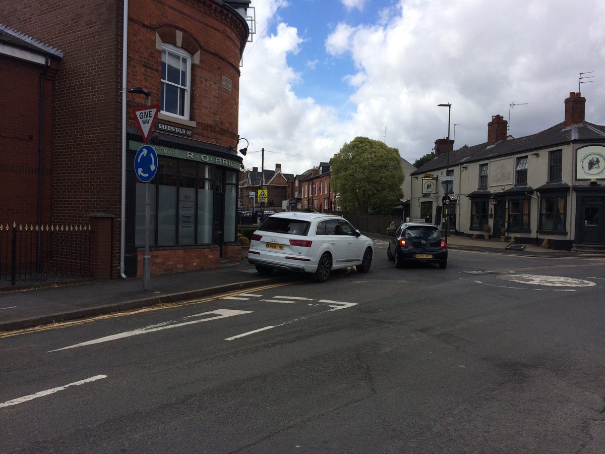 walkitcom's tweet image. ⁦@WMPRHRT⁩ Spectacular lunch arrogant parking Greenfield Road Harborne. Making dangerous to cross.