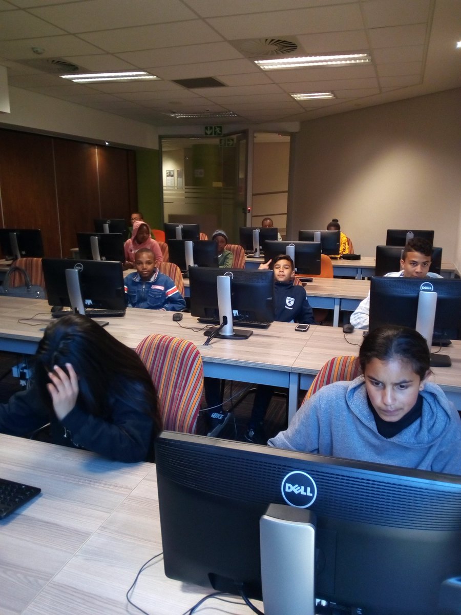 Lolongwenya5's tweet photo. @Khe_sweezy @LindiweEM @africateengeeks Florida was on fire https://t.co/Hs3CwOytrl