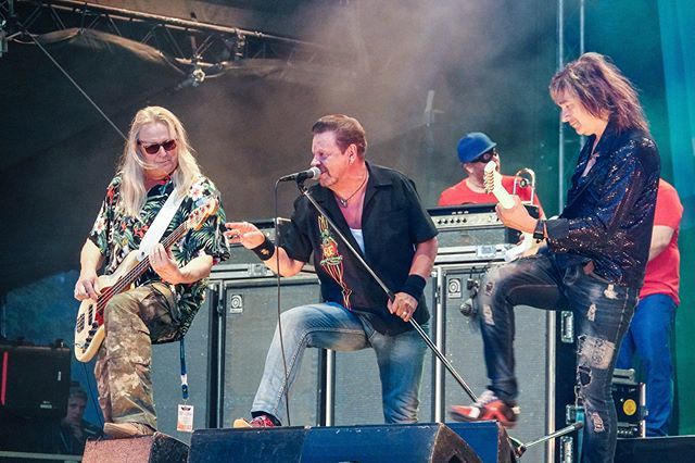 Eilen Popedaa, kohta lähdetään kakkospäivään!
Vaasa Festival yesterday, here's Popeda - a true classic in Finland: the lead singer started the band 41y ago and the guy on the right has been in the band for 36y.
#twitter #popeda #suomipop #uusiaalto ift.tt/2mRyLto