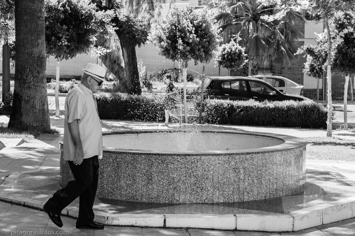 En #Arahal vivimos también #MiVeranoenABC. Nada como disfrutar del paseo de la Fuente del Pulpejo con cámara en mano, tal como hace <a href="/chavalote64/">Claudio Ramírez</a>  para <a href="/abcdesevilla/">ABC de Sevilla</a> Título: Gotas de vida.