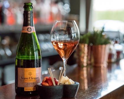 Our idea of a perfect start into the weekend! A glass of champagne, some cheese and strawberries. Santé! 
#sofitelmunichbayerpost #champagner #weekend #glassofbubbles #isarbar #hotelbar #luxuryhotel #munich #instamunich #munichbar