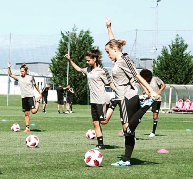 Alzi la mano chi non vede l’ora di giocare domani!
Io 🙋🏼‍♀️😁😂
#friendlymatch #JuventusFerencvaros #finoallafine #juventuswomen ⚪️⚫️