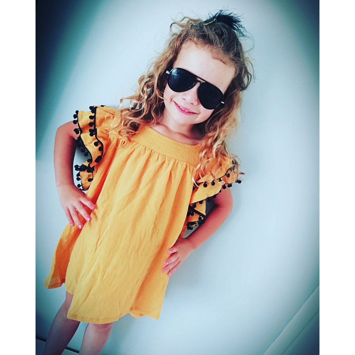 Couleur moutarde et pompom... Le top 😍 #pompom #look #enfant #mode #lookdujour #tenuedujour #mannequin @pueribourse