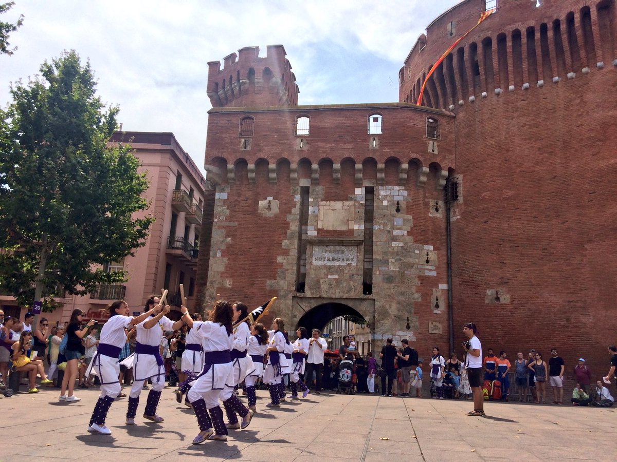 CollaBastoners's tweet photo. Primer cercavila fet 💪 a les 17h comencem segon cercavila del dia a l’Ajuntament. @Adifolk_oficial @balldebastons #DAP #CulturaPopular #Perpinyà #Bastons https://t.co/siDyrt4fCJ