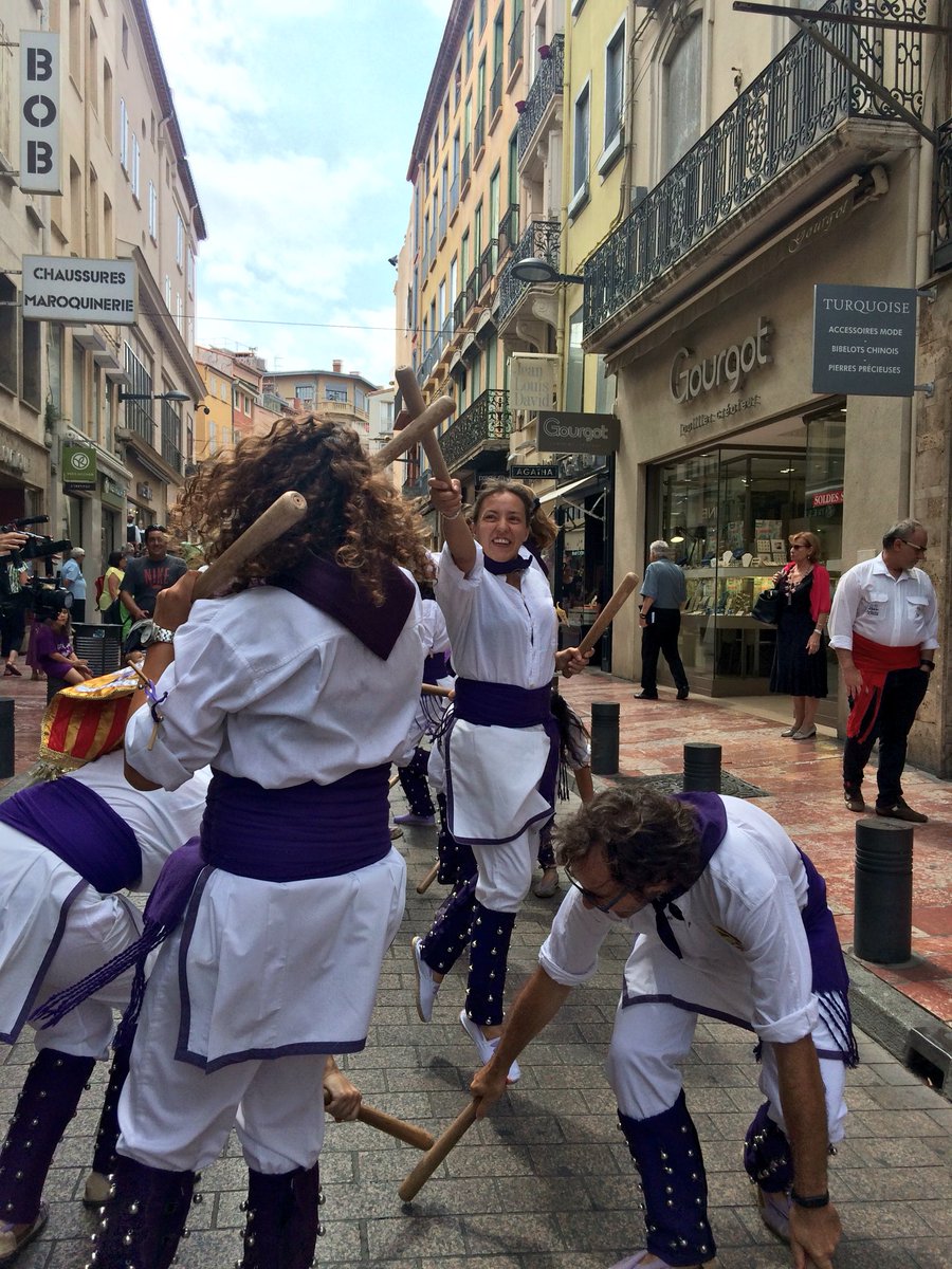 CollaBastoners's tweet photo. Primer cercavila fet 💪 a les 17h comencem segon cercavila del dia a l’Ajuntament. @Adifolk_oficial @balldebastons #DAP #CulturaPopular #Perpinyà #Bastons https://t.co/siDyrt4fCJ