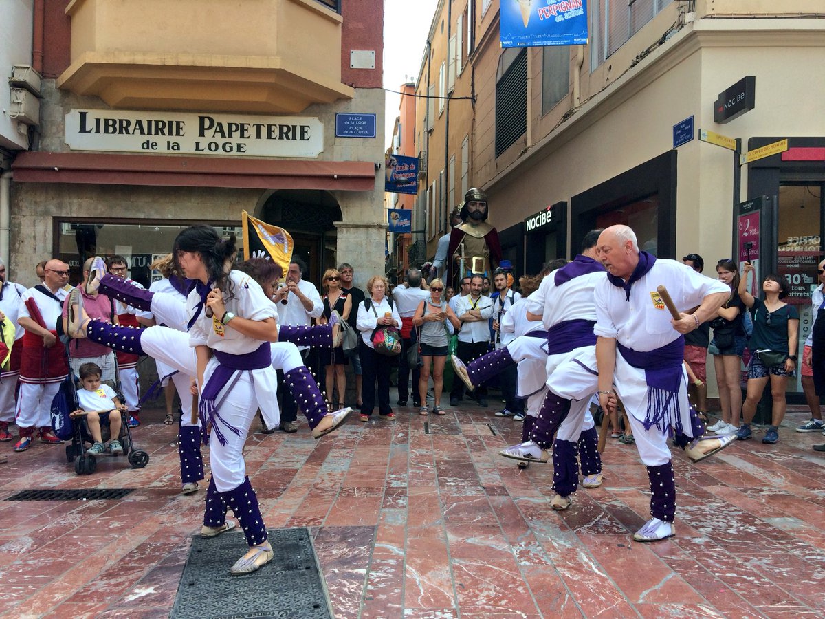 CollaBastoners's tweet photo. Primer cercavila fet 💪 a les 17h comencem segon cercavila del dia a l’Ajuntament. @Adifolk_oficial @balldebastons #DAP #CulturaPopular #Perpinyà #Bastons https://t.co/siDyrt4fCJ