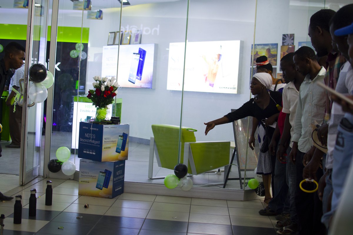 InfinixMobileTZ's tweet image. A cross section of #XclubFans enjoying selfie and games with DJ Sinyorita at The Meet &amp;amp; Greet event. #InfinixNote5 #WithNOTEwhyNot