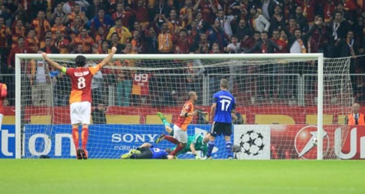 Melo Balyoz Gibi Kafa Atti !
Drogba'nın sağ kanattaki mücadelesi sonucunda top Dany'de kaldı, ceza sahasına ortasında Melo'nun Balyoz gibi kafa vuruşunda top ağlarla buluştu. Böylelikle Galatasaray 10. dakikada 1-0'lık skoru yakaladı. (23.10.2013)