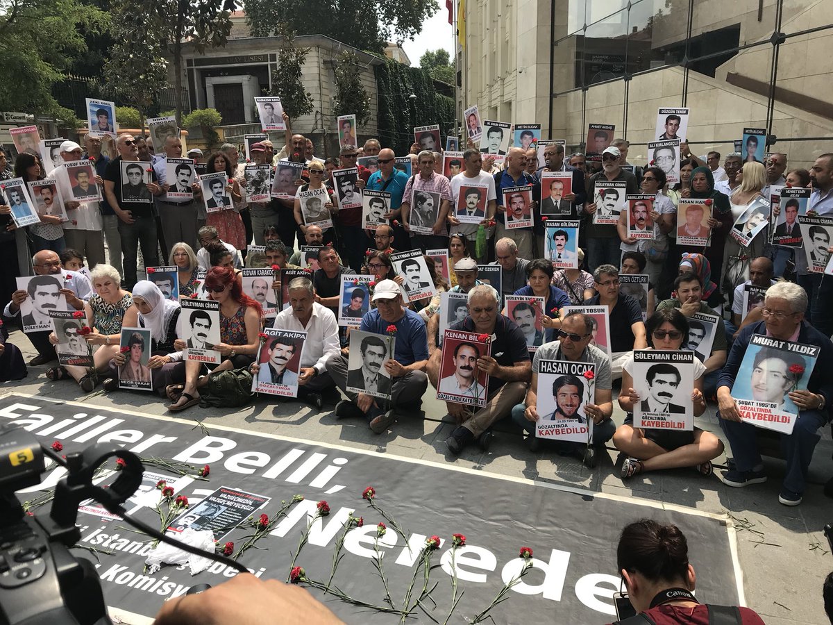 MSTanrikulu's tweet photo. #CumartesiAnneleri696Hafta 12 Eylül Darbesi ertesi kaybedilen 31 yaşındaki 2 çocuk babası öğretmen Süleyman Cihan’ı andık.37 yıl önce ağır işkenceyle öldürülen Cihan, kimliği belli olduğu halde "meçhul kişi" olarak kimsesizler mezarlığına defnedilmişti.
37 yıl sonra aynı yerdeyiz https://t.co/L3htYLzE06