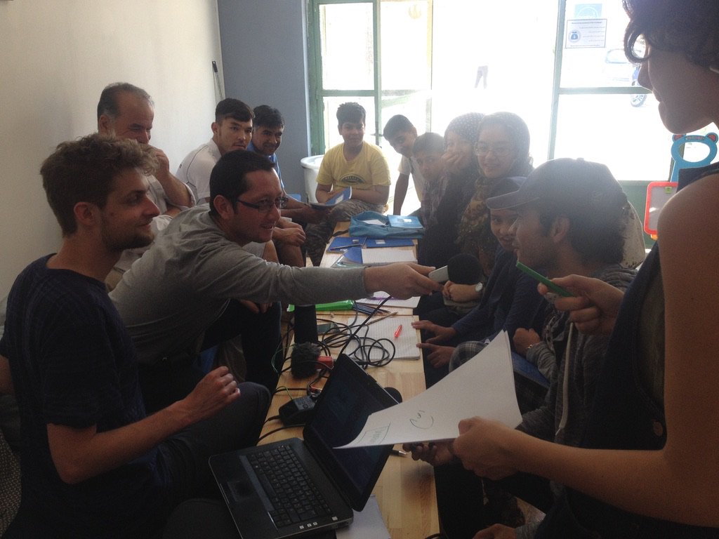 " Je me sens bien en Grèce, mais ce n'est pas mon pays.  Mais dans mon pays il y a des attaques suicides ici, c'est la paix" Nadia dans les Ondes de l'Exil sur <a href="/rfi/">RFI</a> @RFImag  rfi.fr/emission/20180…