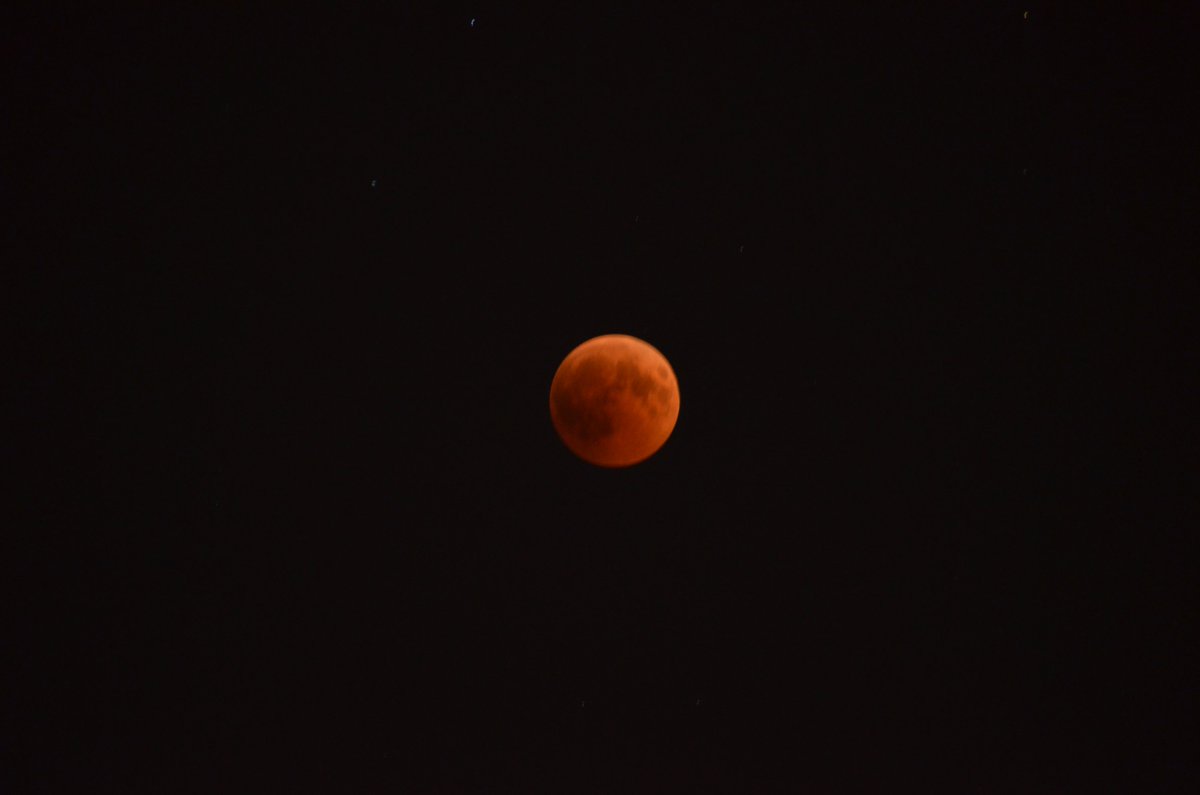 avibavi's tweet photo. “It is a beautiful and delightful sight to behold the body of the Moon.” Galileo Galilei #fullmoon #buckmoon #bloodmoon #lunareclipse2018 https://t.co/wz4umEbQqu