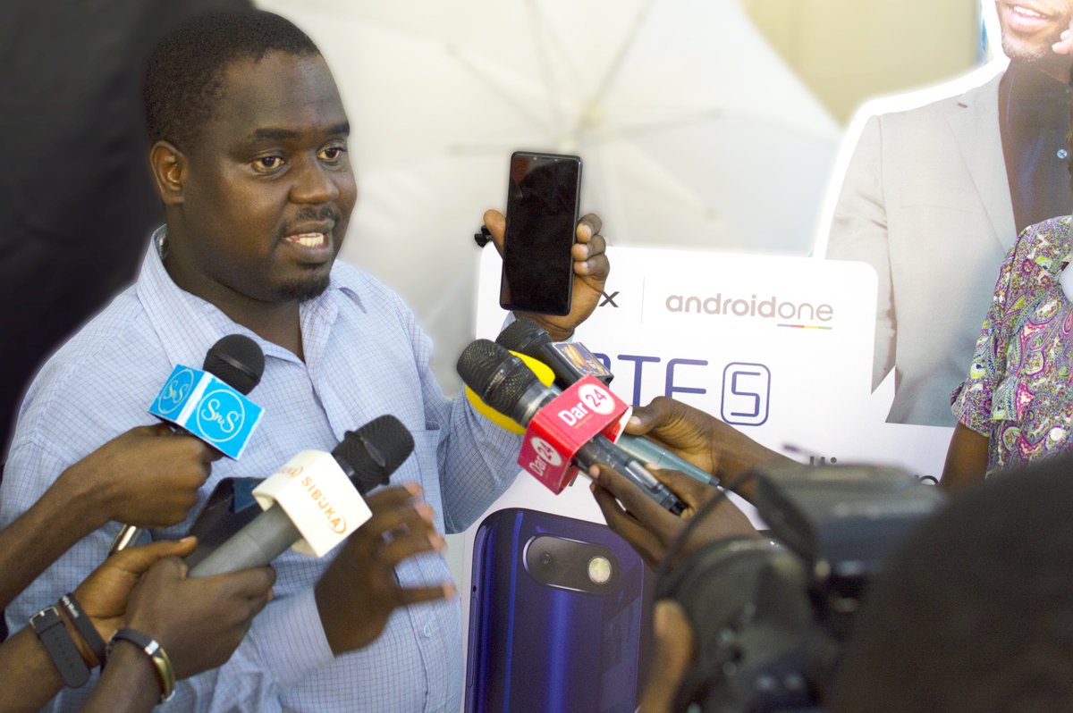 InfinixMobileTZ's tweet image. Fred Kadilana - Retail Sales Manager anasema wateja wetu wanapenda camera ya   #infinixNote5 (16Mp + 12Mp with AI) , Battery yake (4500mAh) na usalama wa simu utokanao na OS ya Android One. (Meet &amp;amp; Greet Event) #WithNOTEwhyNot