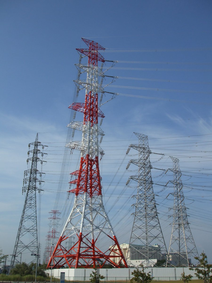 鉄塔が飛ぶ 66KV変電所の鉄塔1