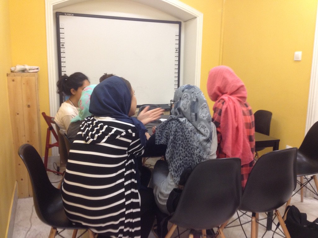 Je ne pensais pas qu'un jour je ferai un tel voyage. C'était effrayant. [...] Mais quand je suis arrivée ici, j'ai compris à quel point j'étais forte, personne ne peut comprendre ça sauf s'il l'a vecu, Nour 16 ans dans les  Ondes de l'Exil @rfi <a href="/RFI/">RFI</a>mag  rfi.fr/emission/20180…