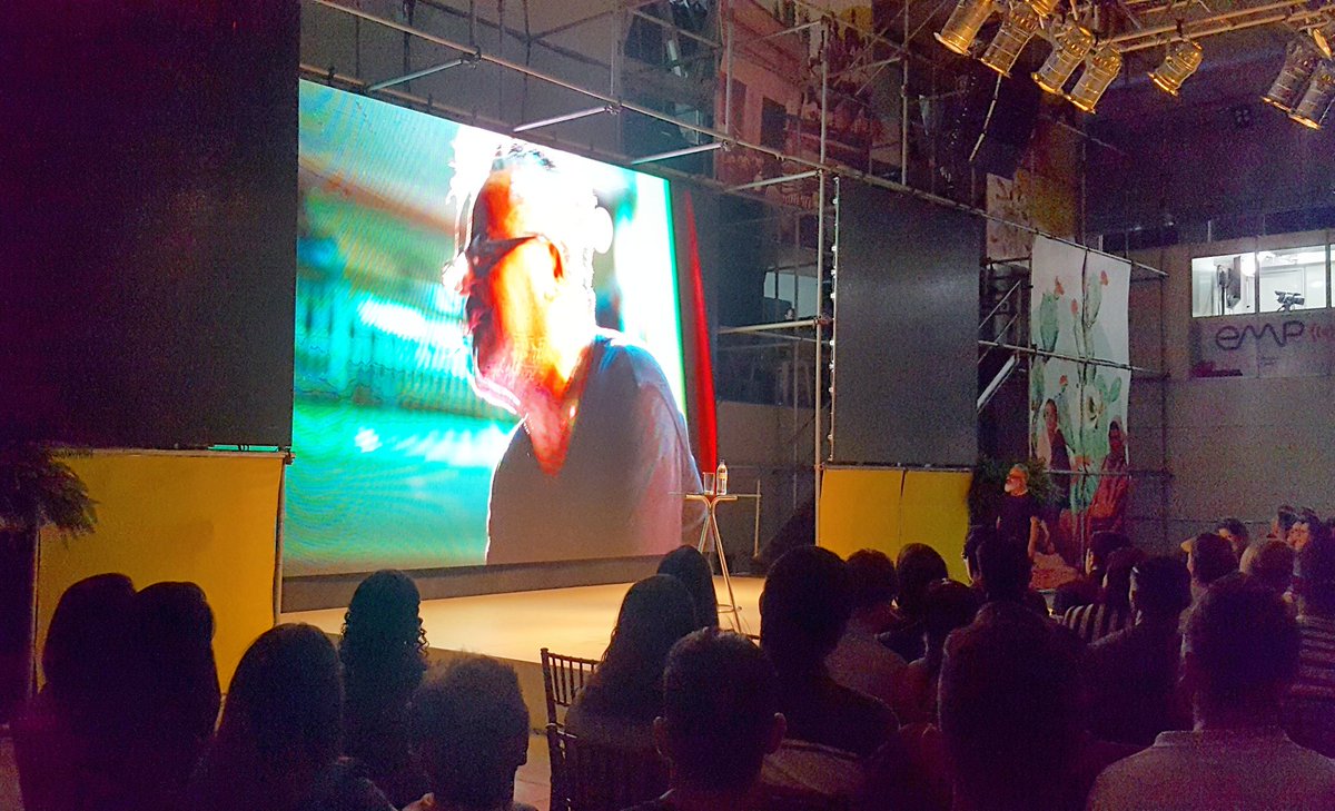 brunobezerra's tweet photo. Excelente palestra de @ronaldofraga no Estilo Moda Pernambuco #emp2018, o maior e melhor evento de moda do Nordeste. Aqui, um flagrante muito legal, Ronaldo vendo Ronaldo no telão de led. https://t.co/pvTB9cLlw6