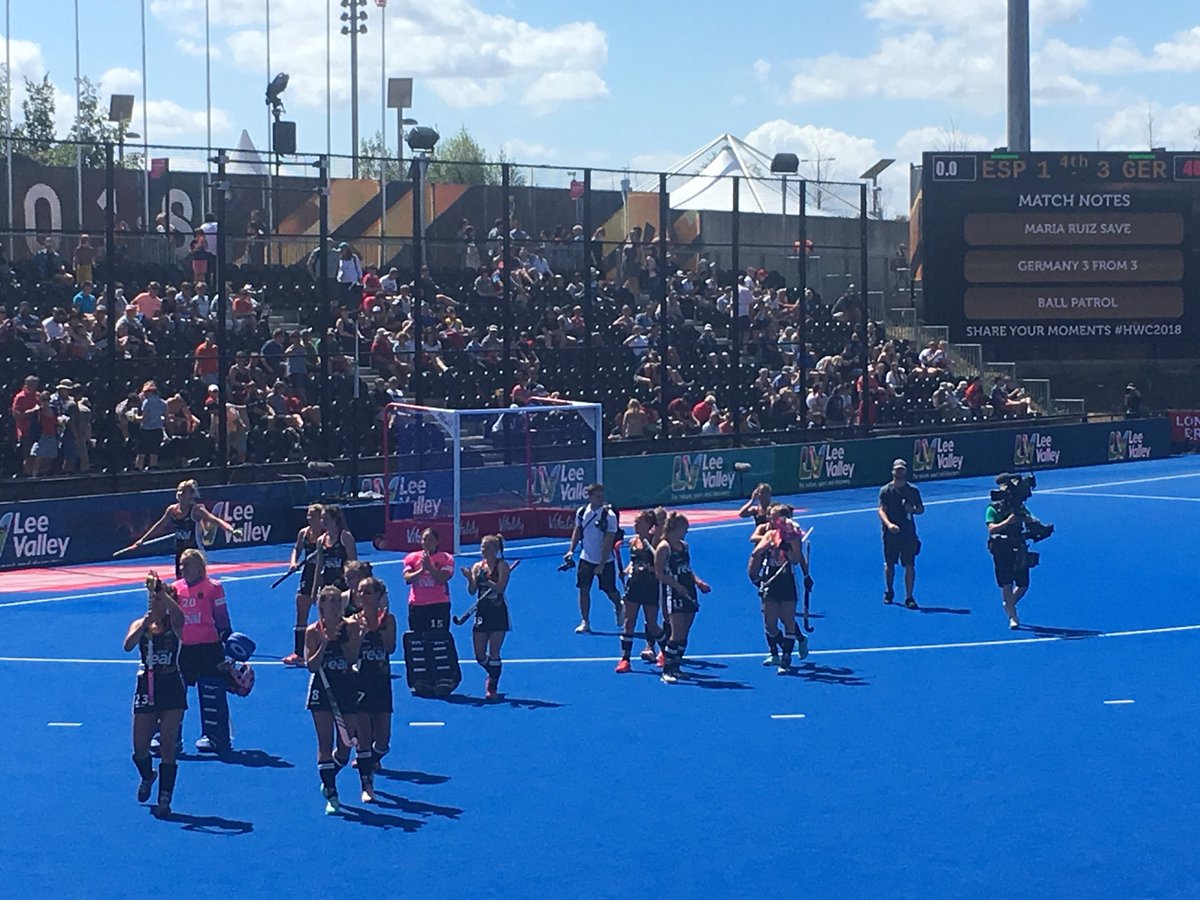 MilagrosLay's tweet photo. #HEC2018 🏑 Alemania le gabó 3-1 a España y se aseguró el primer lugar en el Grupo C y el pase directo a Cuartos de Final. #lasleonas ya en el estadio a punto de jugar vs 🇿🇦.
@Medife siempre junto a la selección argentina de Hockey! 💫 https://t.co/qBmuAtkN4P