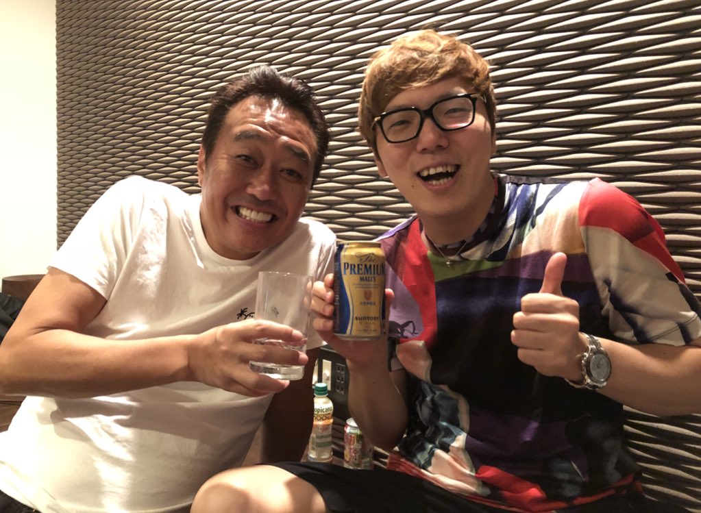 尾田栄一郎さん宅でのワンピースパーティーで、さまぁ〜ずの三村さんと飲んでますwめちゃ酔っ払ってて面白いwww