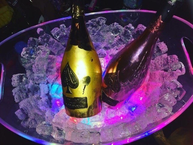 ta_r199's tweet photo. いま後輩とclubで🍾呑んでるよ🤙🤙
🗣「朝まで付き合います！」って
言われたから朝まで呑むよ💪😜

後輩も大分資産増えてきてるから
年内には億いけるんじゃないかな？😜

今からでも遅くはないので
少しでも稼ぎたいのであれば
DMください📲✨

#高級シャンパン六本木 https://t.co/UVv1l8qNFN