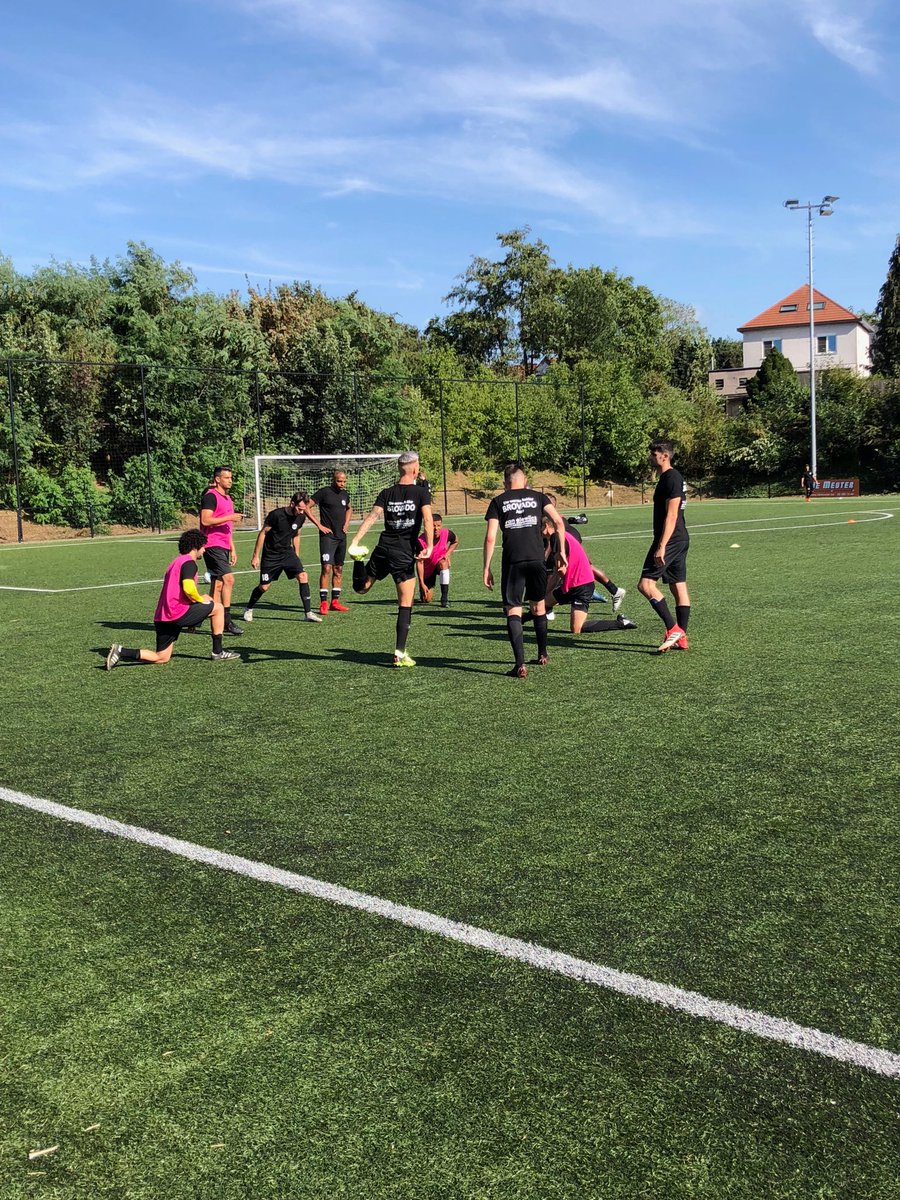 asse_fc's tweet photo. Even stretchen voor de galamatch tegen ⁦⁦@OfficialRWDM⁩. https://t.co/PGsPlYrf05