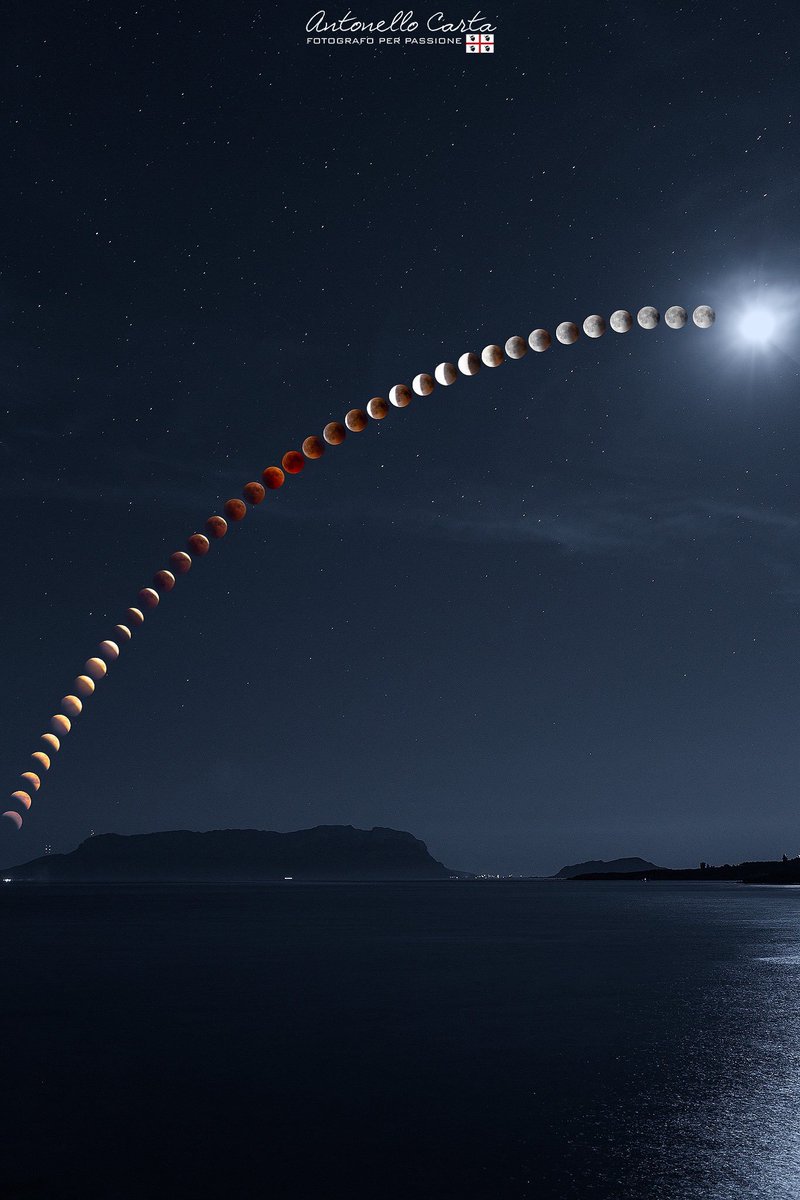 Un appassionato fotografo ha ripreso l’intera #Eclissi lunare di ieri sul mare di Tavolara. 
Credo che sia la migliore foto vista in giro, bravo!

#luna