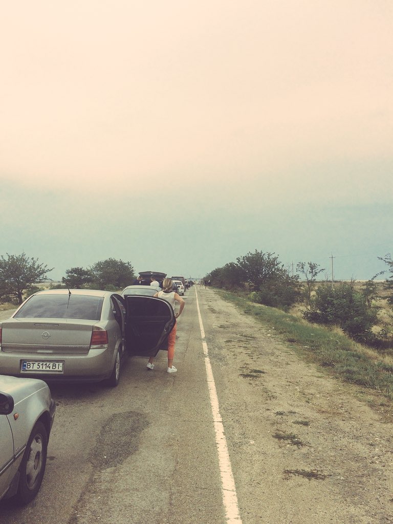 TristarMc's tweet image. Ну, что ж, стоим на расстоянии 700 м к таможенному контролю со стороны АР Крым. За последние пол часа наше авто сдвинулось на 30 см. 
1 минута - 1 сантиметр 🤦🏻‍♂️
#хочудомой