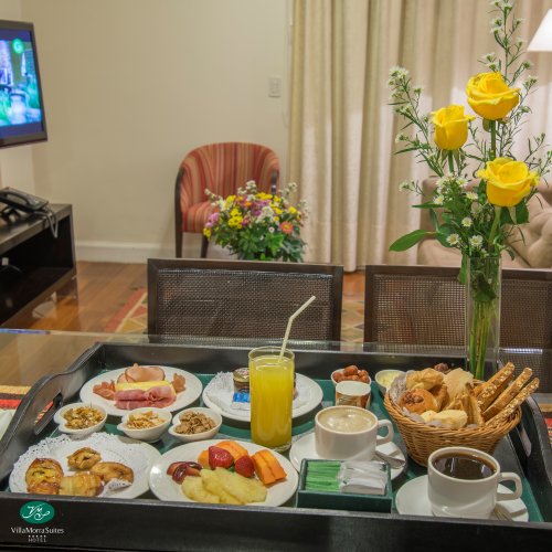 hotelvillamorra's tweet photo. No vale la pena saltarse el desayuno, especialmente si te lo traen de esta manera #suiteroyal #roomservice 
¡Feliz Sábado! https://t.co/4USw5gY4Yr