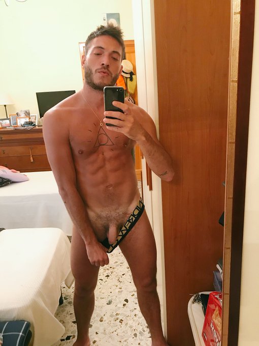 2 pic. I think, I got tan ? #andrewchristian #actrophyboy #tan #holiday https://t.co/dibWiD6gid