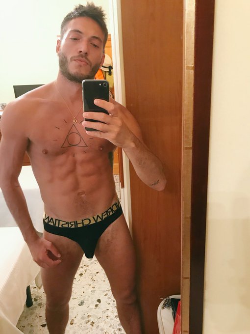 1 pic. I think, I got tan ? #andrewchristian #actrophyboy #tan #holiday https://t.co/dibWiD6gid