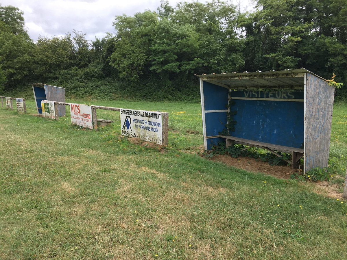 NEC_QAC's tweet photo. 1/2 Gallos F.C. Lexos, een #lostground in de Tarn-et-Garonne. Prachtige ground in het dorpje Lexos waar ooit gevoetbald werd toen er nog welvaart heerste... #lexos https://t.co/Ihpy1j8zVf
