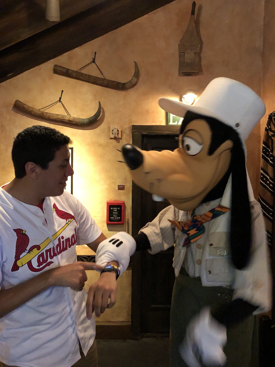 ChettPease's tweet photo. Goofy saw my #DAK20 Cast MagicBand and asked where I worked and I said that I fly with Banshees. He got super excited, pretty sure he wants FastPasses. https://t.co/CK8BFWKS60