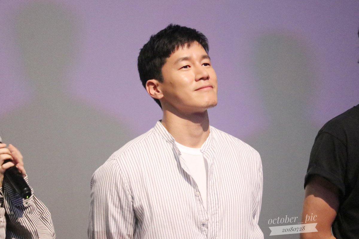 October_Pic's tweet photo. 20180728 인랑 무대인사 프리뷰
김무열 배우님

배우님 온도차.....꺅 👏👏 https://t.co/sgnhLjhPa0