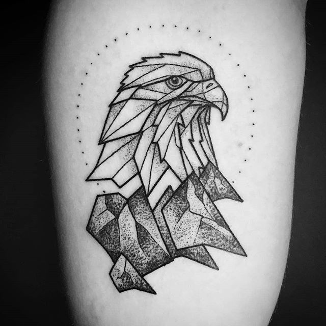 Twitter 上的 Blue Dragon Tattoo："@needleandchopsticktattoo ・・・ Geometric Bald Eagle - Hand poke tattoo by Sarah Lu @needleandchopsticktattoo @bluedragontattoobrighton Sponsored by @unigloves #handpoke #stickandpoke #dotwork #geometriceagletattoo ...