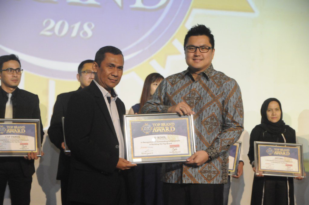 iotomotif's tweet photo. V-KOOL Kembali Raih TOP Brand Award 2018 https://t.co/tTSonu4npS https://t.co/AtSEOB1e7s