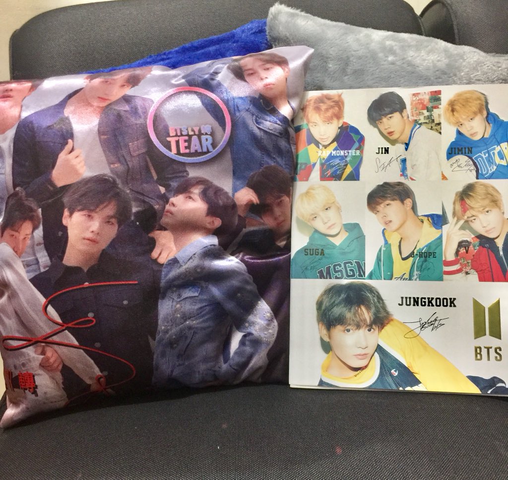 jhang0814's tweet image. Kuya: Bhe, kelan bday mo?
Me: August 14, bakit?
Ate I: Oh, advance na regalo namin.
(Sabay abot ng Pillow at Photobook ng BTS)😱

Waaahhhh. Yung kahit na lagi nila ako sinasabihan ng “puro ka BTS” “BTS nanaman”. Uwu☺️ Kaiyak.😭

#SupportiveSiblings