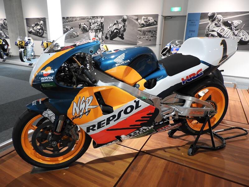 hamaxgoon's tweet photo. ロスマンズカラーも好きなんですけど、なにげにレプソルカラーもかなり好き。NSR500、これもまためちゃくちゃカッコいいな！レース速い車はカッコいい
#ホンダコレクションホール
#コレクションホール
#HondaCollectionHall
#CollectionHall
#ツインリンクもてぎ
#NSR
#HONDANSR
#NSR500
#HONDANSR500 https://t.co/kpg86dUDok