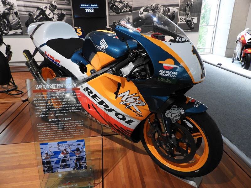 hamaxgoon's tweet photo. ロスマンズカラーも好きなんですけど、なにげにレプソルカラーもかなり好き。NSR500、これもまためちゃくちゃカッコいいな！レース速い車はカッコいい
#ホンダコレクションホール
#コレクションホール
#HondaCollectionHall
#CollectionHall
#ツインリンクもてぎ
#NSR
#HONDANSR
#NSR500
#HONDANSR500 https://t.co/kpg86dUDok