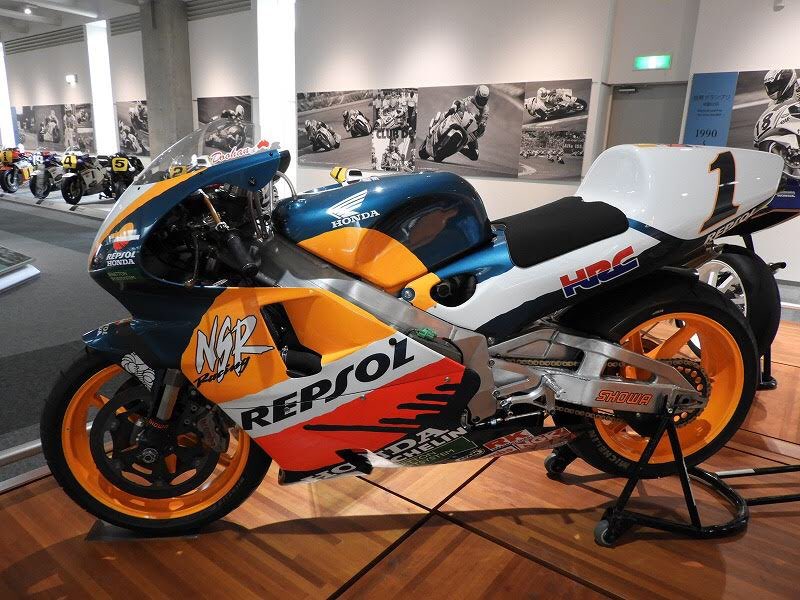 hamaxgoon's tweet photo. ロスマンズカラーも好きなんですけど、なにげにレプソルカラーもかなり好き。NSR500、これもまためちゃくちゃカッコいいな！レース速い車はカッコいい
#ホンダコレクションホール
#コレクションホール
#HondaCollectionHall
#CollectionHall
#ツインリンクもてぎ
#NSR
#HONDANSR
#NSR500
#HONDANSR500 https://t.co/kpg86dUDok