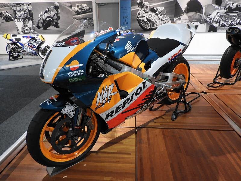 hamaxgoon's tweet photo. ロスマンズカラーも好きなんですけど、なにげにレプソルカラーもかなり好き。NSR500、これもまためちゃくちゃカッコいいな！レース速い車はカッコいい
#ホンダコレクションホール
#コレクションホール
#HondaCollectionHall
#CollectionHall
#ツインリンクもてぎ
#NSR
#HONDANSR
#NSR500
#HONDANSR500 https://t.co/kpg86dUDok