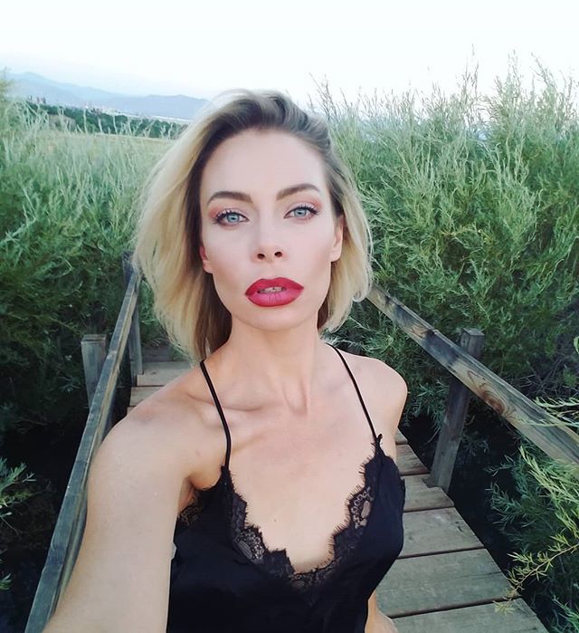 HaiCapri's tweet photo. Dusk. 🌕💋
#selfie #modelmoves #photooftheday #phootshoot #fullmoon #redlips #fullmoonritual #witchcraft #taboo #witchhazel #editorial #lifestyle https://t.co/g1yWU88K4l