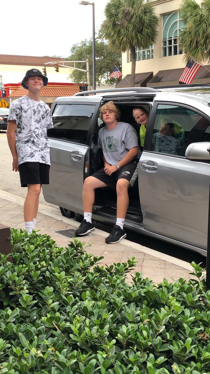 JenAllwood's tweet photo. We are at the beach but my boys love to shop! They google “sneaker stores” whenever we travel. They rarely buy but we always look. We found a sneaker store in Ft Lauderdale with shoes over $1000.So we bought caramel apples & headed back to the beach! 😂
#DriveMazda #ExploreMazda https://t.co/LEquGkdqEr